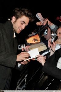 New moon i protagonisti incontrano i fan in inghilterra 076 normal