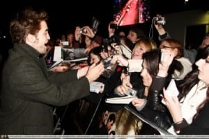 New moon i protagonisti incontrano i fan in inghilterra 076 normal