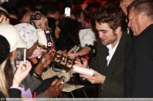 New moon i protagonisti incontrano i fan in inghilterra 076 normal