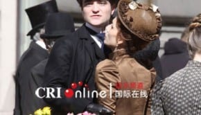 Robert Pattinson sul set di "Bel Ami"