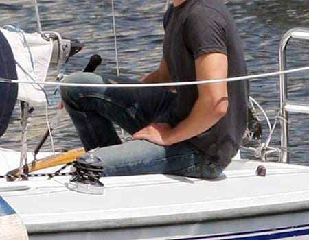 gallery main 100517np1 zac efron sailboat lesson b gr 14