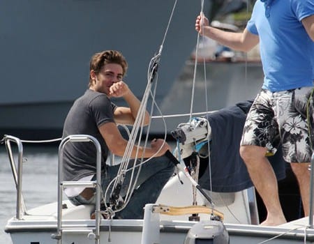 gallery main 100517np1 zac efron sailboat lesson b gr 18