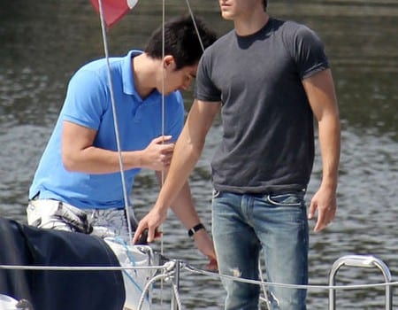 gallery main 100517np1 zac efron sailboat lesson b gr 25