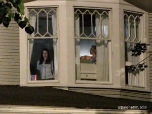 Scream 4 set photo emma roberts hayden panettitere 600x450