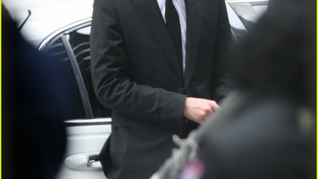 robert pattinson on set of cosmopolis 01