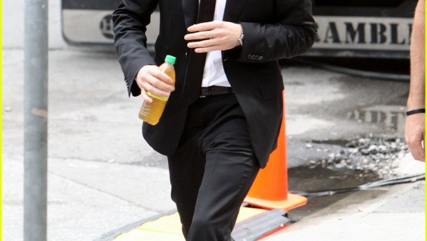 robert pattinson on set of cosmopolis 03