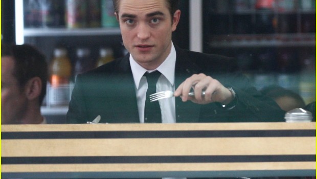 robert pattinson on set of cosmopolis 06