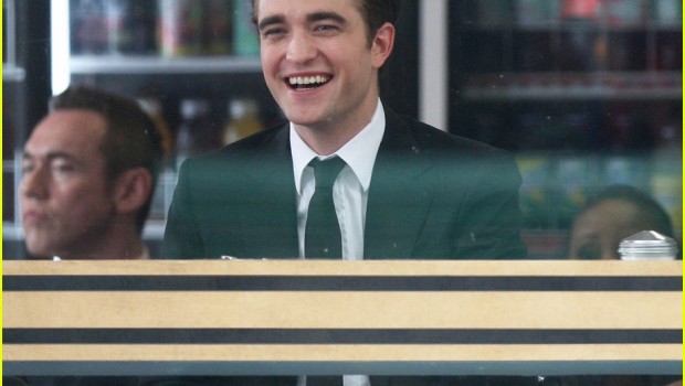 robert pattinson on set of cosmopolis 07