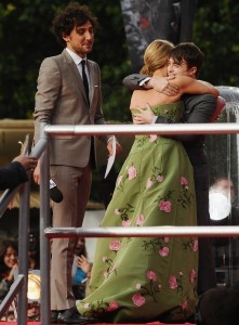 Daniel Radcliffe abbraccia J. K. Rowling