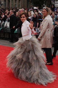 Emma Watson saluta i fan sul red carpet