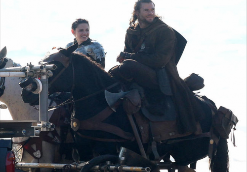 kristen stewart chris hemsworth snow white and the huntsman1 500x444