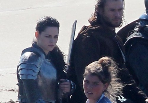 kristen stewart chris hemsworth snow white and the huntsman13 500x495