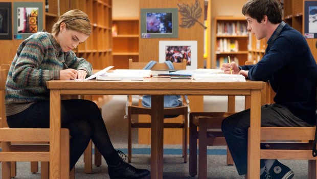 Emma Watson e Logan Lerman scena biblioteca