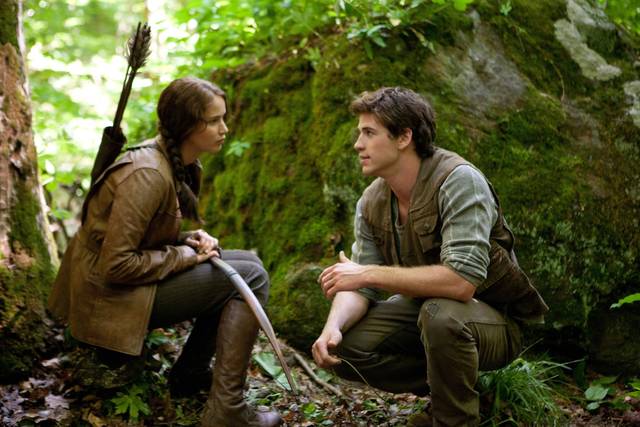 the hunger games jennifer lawrence liam hemsworth foto dal film 01 mid