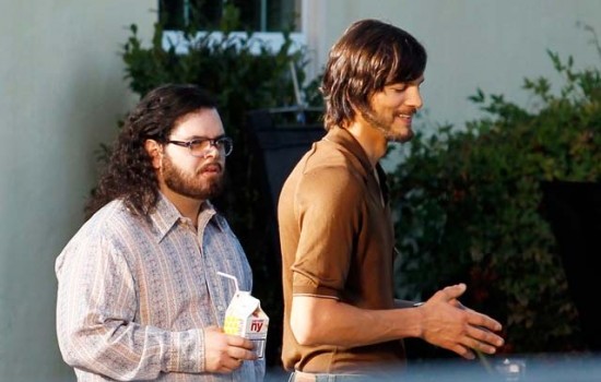 jOBS Josh Gad and Ashton Kutcher 550x366