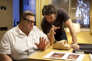 John Goodman e Ben Affleck sul set di Argo