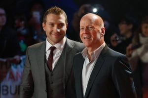 Jai Courtney e Bruce Willis | © JUSTIN TALLIS/AFP/Getty Images