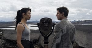 Olga Kurylenko e Tom Cruise in un'immagine di Oblivion