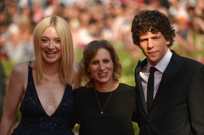 Dakota Fanning, Kelly Reichardt e Jesse Eisenberg | © GABRIEL BOUYS / Getty Images