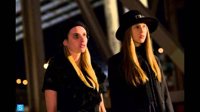 American Horror Story: Coven - Emma Roberts e Taissa Farmiga