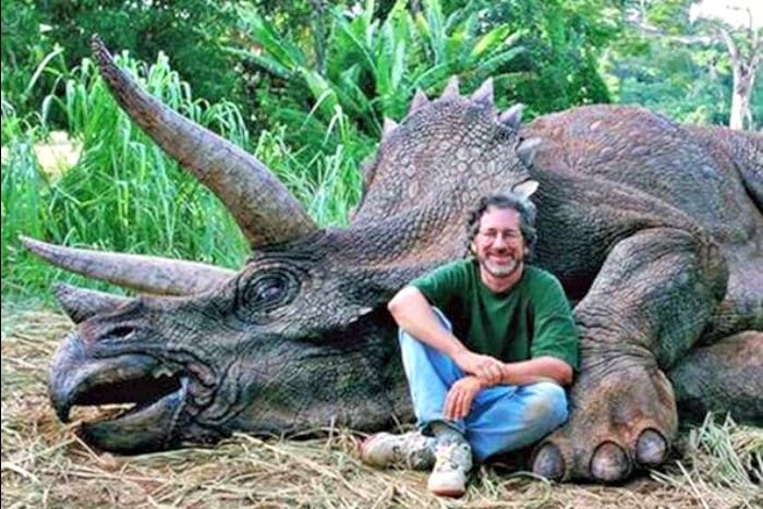 La foto shock: Spielberg e il triceratopo