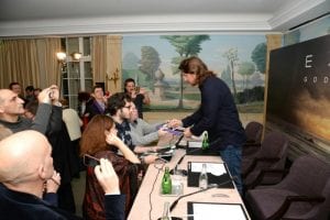 Christian Bale firma autografi a Parigi