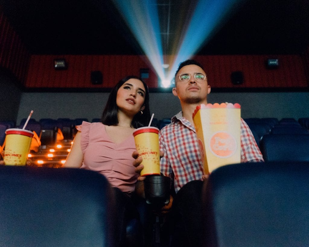 映画館で偽の予告編を見せてガールフレンドにプロポーズする男性