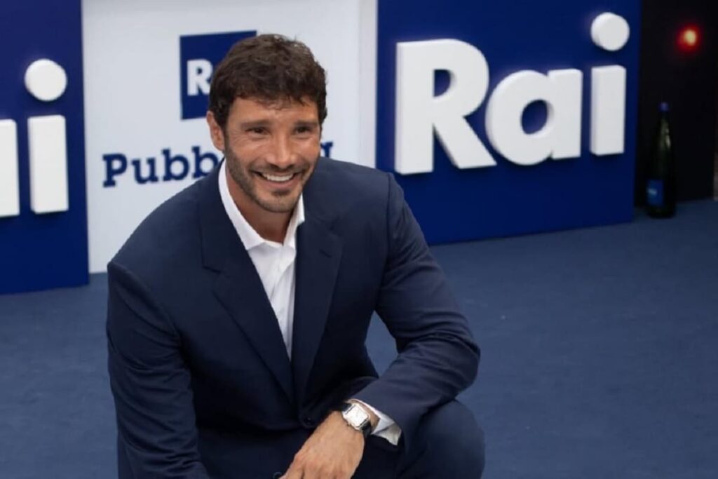 stefano de martino annuncio striscia la notizia