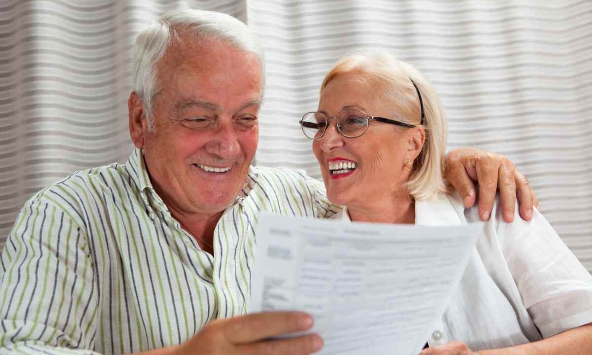 Coppia legge documento