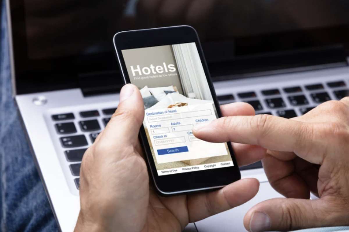 Un recente caso giudiziario conferma infatti che se le foto dell’albergo non corrispondono alla realtà, il turista ha diritto a un rimborso, a patto di dimostrare l’inganno.