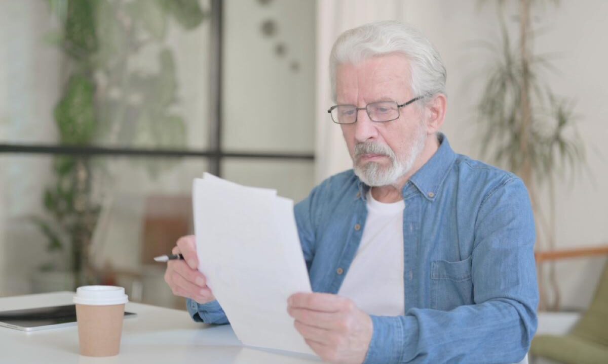 Uomo anziano documento