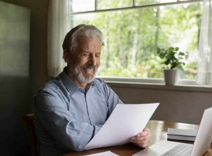 Uomo legge documento