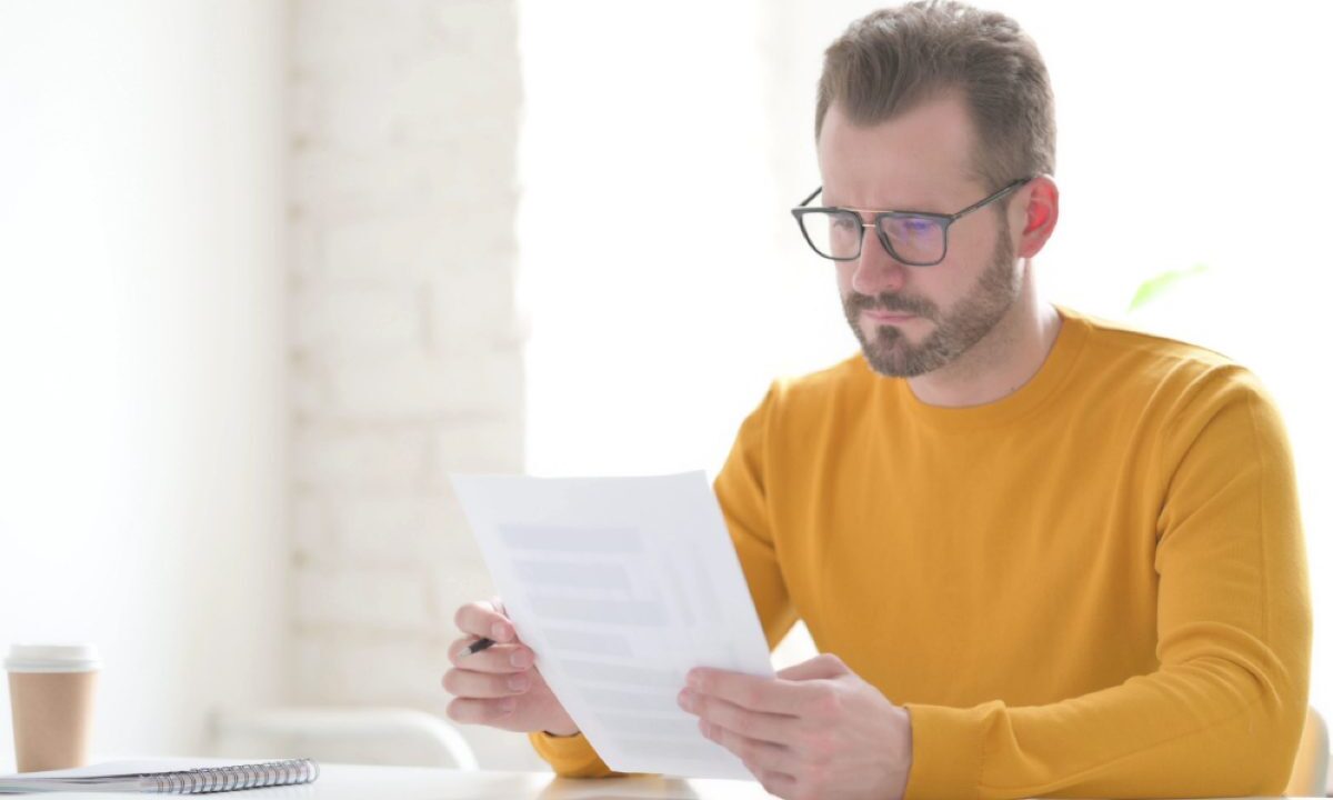 Uomo legge documento