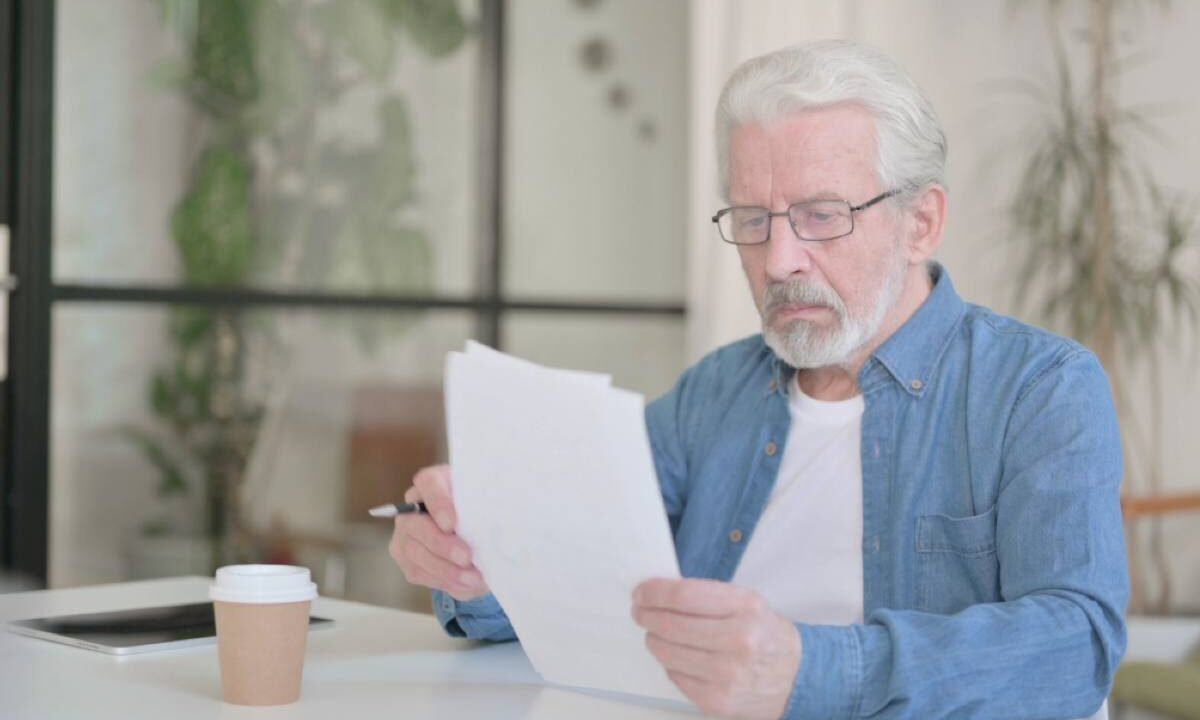 Uomo legge documento