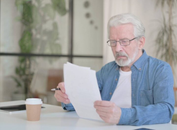 Uomo legge documento
