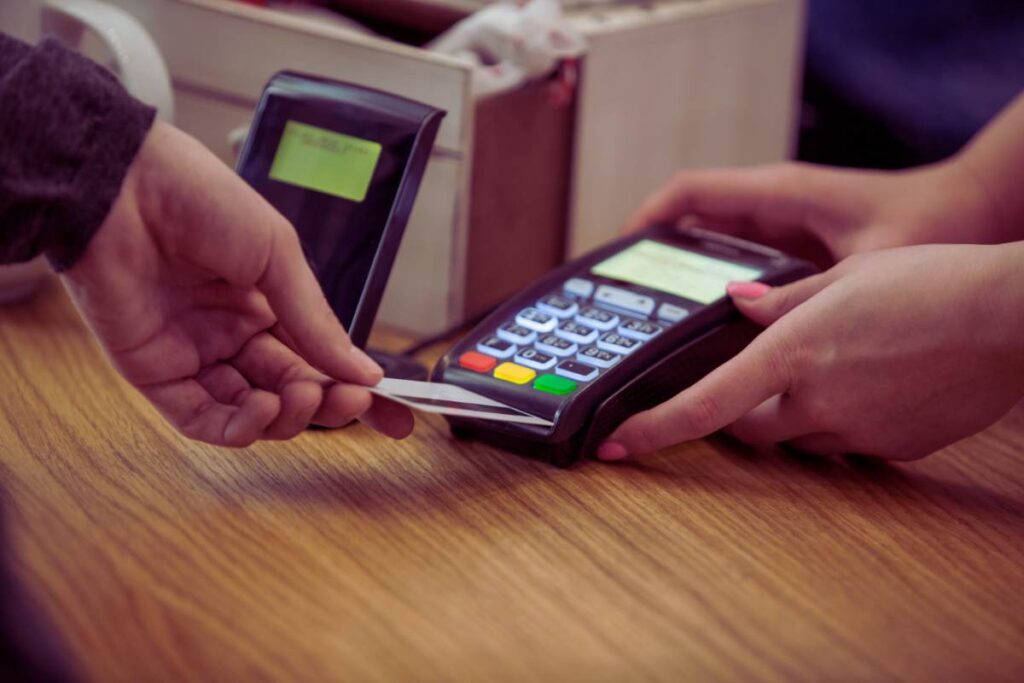 Paghi al bancomat? Se non fai così, i tuoi soldi sono a rischio