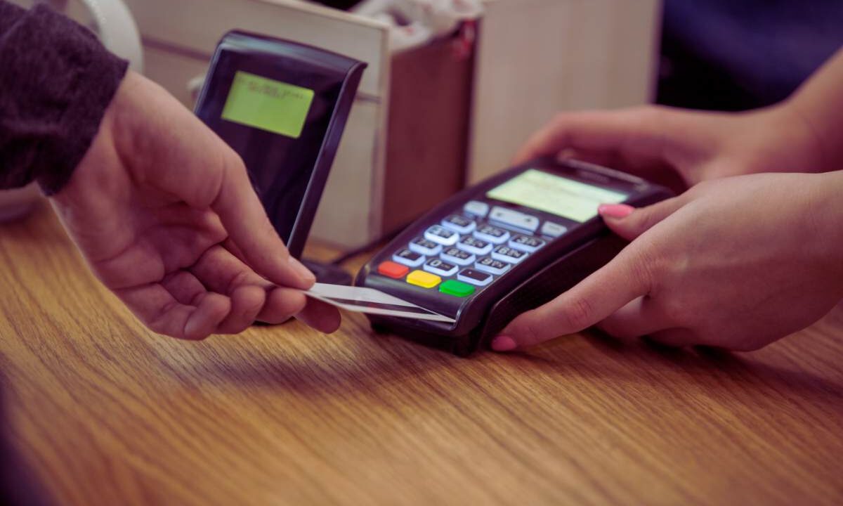 Paghi al bancomat? Se non fai così, i tuoi soldi sono a rischio