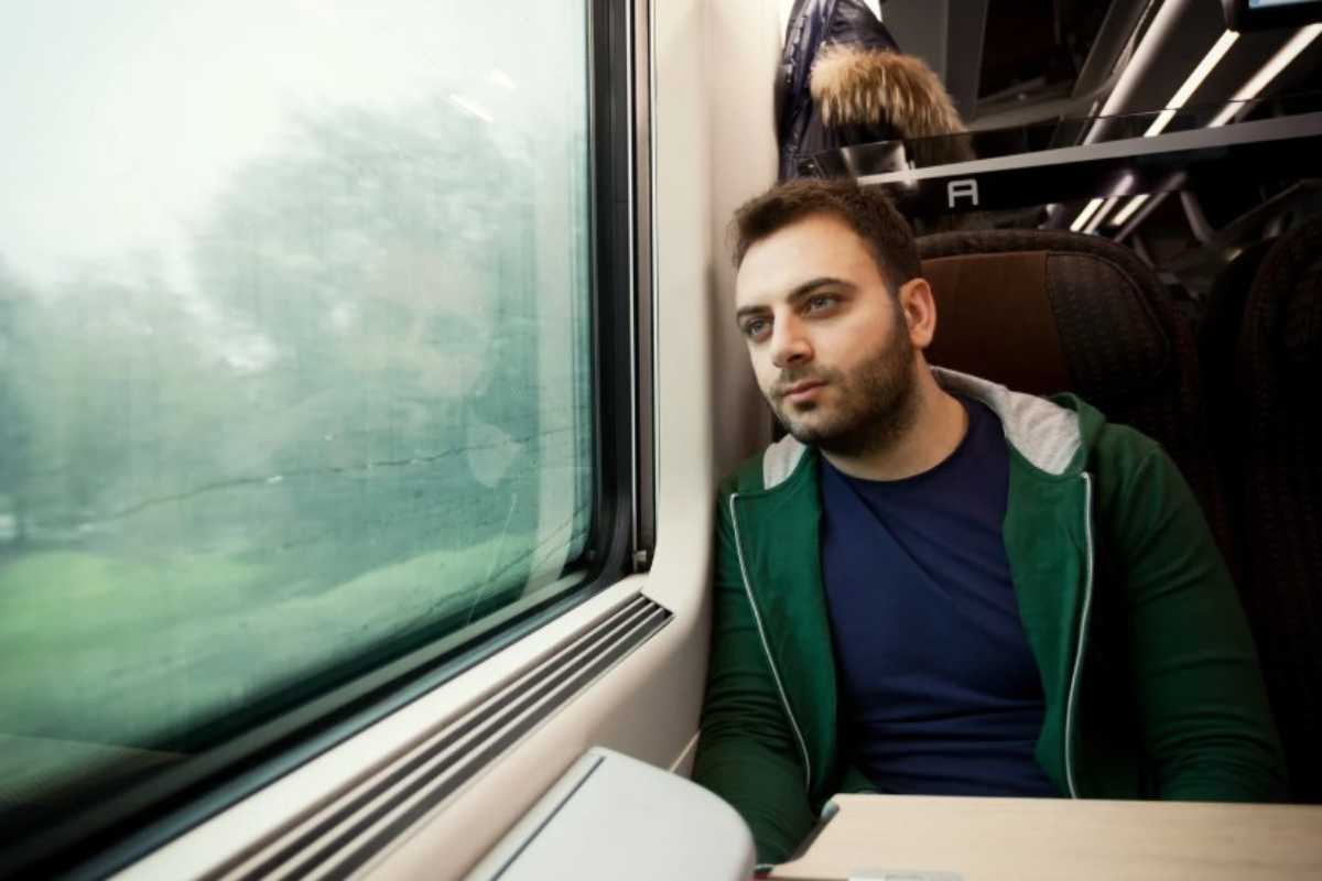 Giovane in treno Viaggi in Europa in treno