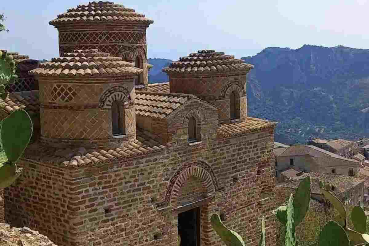 Dopo aver esplorato il borgo, Stilo invita a gustare le specialità della cucina calabrese autentica: pasta fatta a mano, melanzane ripiene,