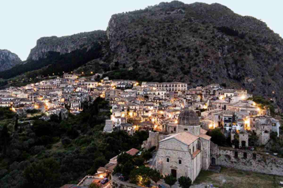 Arroccato su una collina a circa 400 metri sul livello del mare, questo antico centro abitato si sviluppa come un anfiteatro naturale