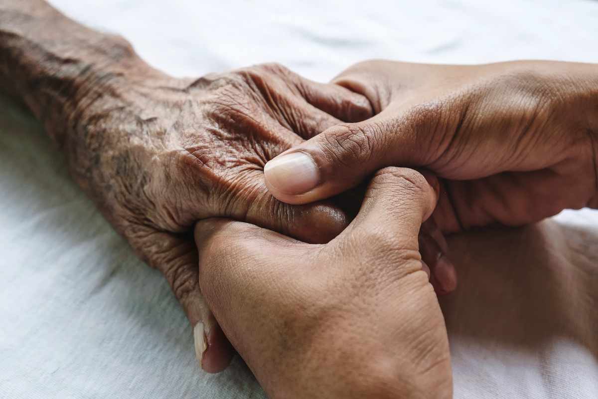 caregiver Badanti, finalmente buone notizie in busta paga