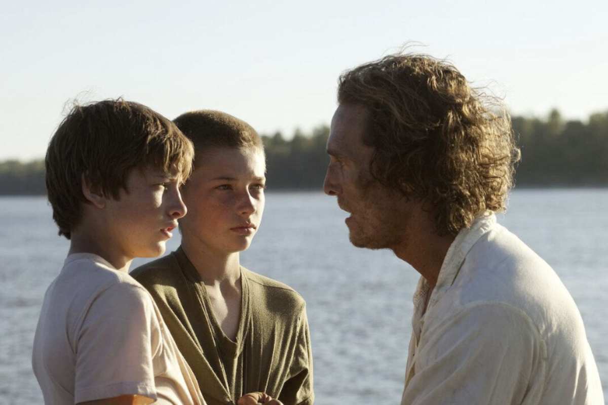 Uno degli elementi più forti del film è l’ambientazione. Il fiume non è solo uno sfondo, ma una presenza costante. Scorre lento, come la storia