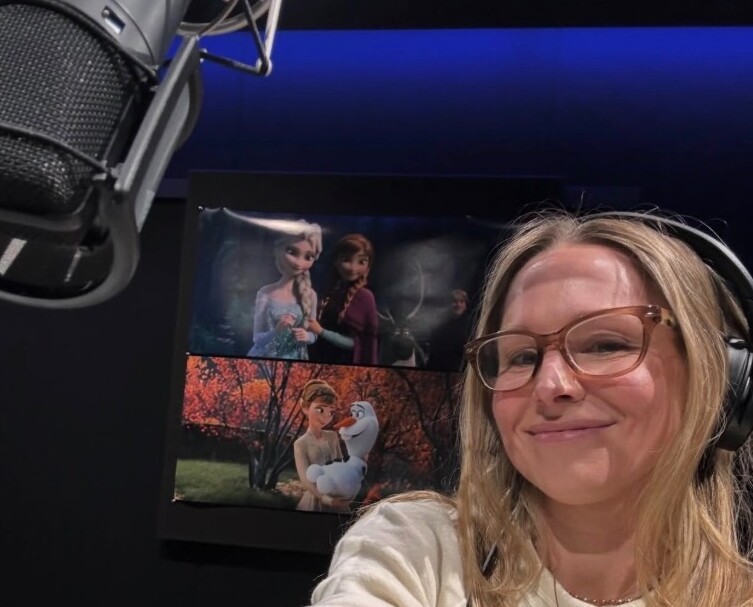 Kristen Bell, voce originale di Anna nel franchise Disney Frozen, fotografata durante le sessioni di doppiaggio per Frozen 3 previsto per il 24 novembre 2027