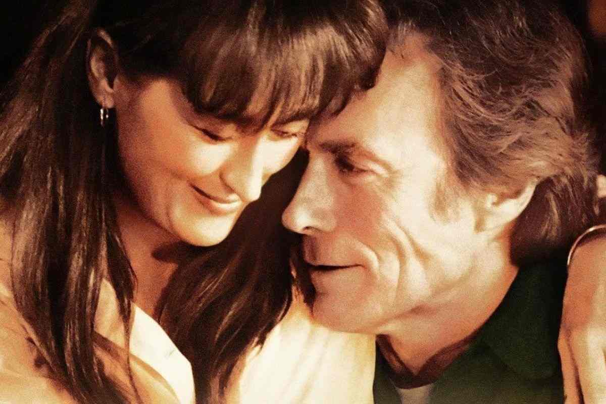 Primo piano intenso di Meryl Streep e Clint Eastwood in una scena de I Ponti di Madison County