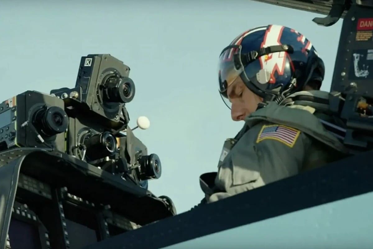 Un caccia militare con a bordo Tom Cruise in partenza durante le riprese di Top Gun Maverick; le sequenze aeree reali sono il marchio di fabbrica della saga che tornerà in Top Gun 3