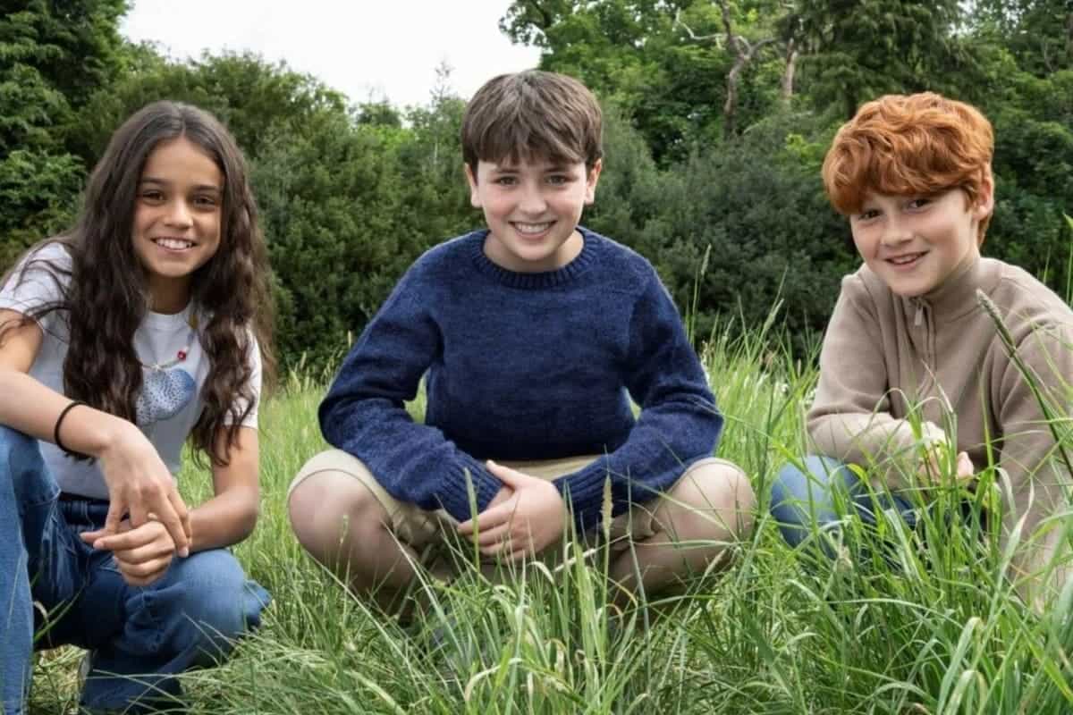 Il cast della nuova serie Harry Potter HBO durante le riprese a Leavesden, con il trio protagonista Dominic McLaughlin, Arabella Stanton e Alastair Stout