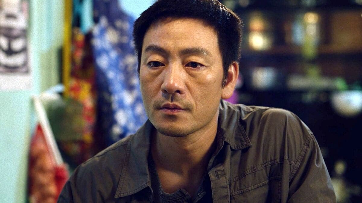 Park Hae-soo nei panni del detective Kang Tae-joo in The Scarecrow, la nuova serie crime coreana su ENA ispirata agli omicidi di Hwaseong
