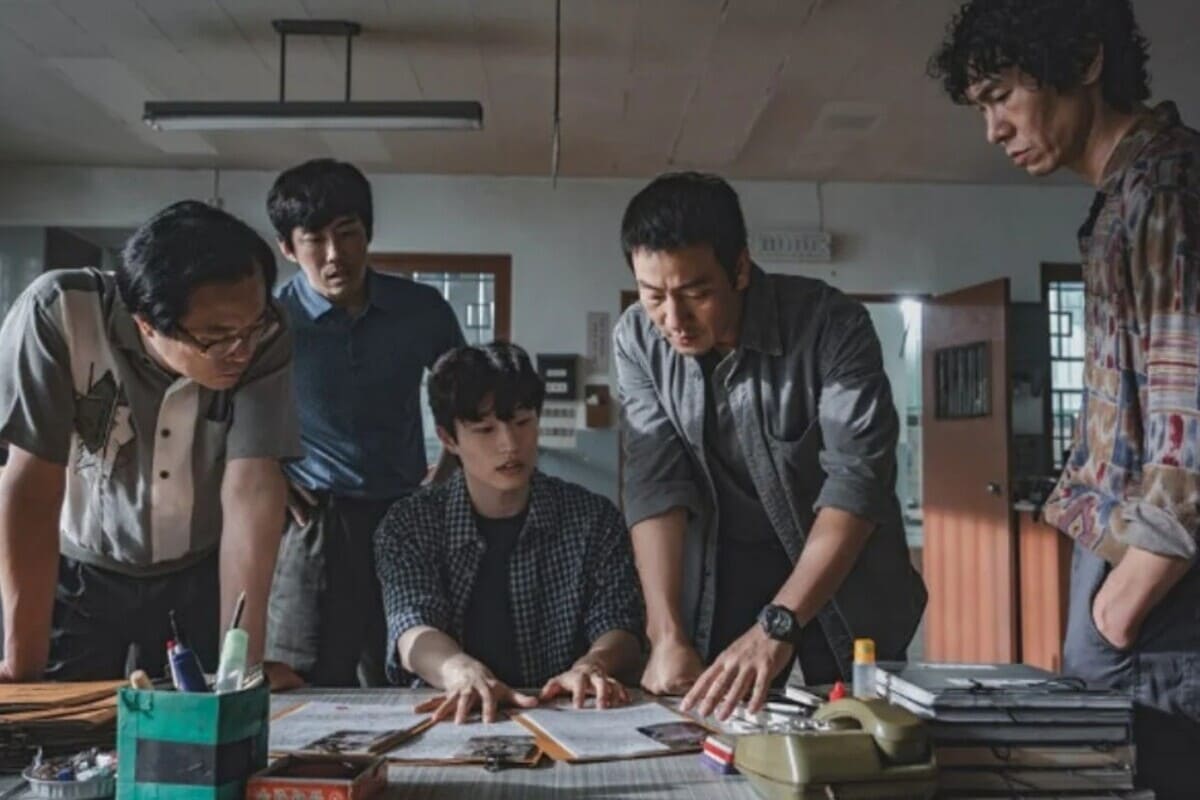 Park Hae-soo e Lee Hee-joon in una scena di The Scarecrow, la serie K-drama thriller ambientata tra il 1988 e il 2019 disponibile su Viki